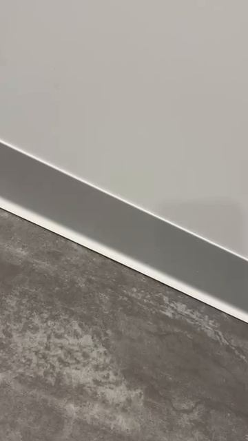 Видео в интерьере алюминиевого плинтуса Волшебная палочка