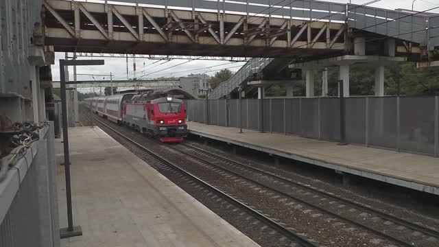 Эл.-воз ЭП20-049 (ТЧЭ-6) со скоростным фирм. поездом "Двухэтажный состав" № 737Ж Воронеж - Москва. смотреть онлайн