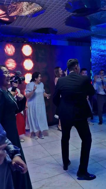 "А у реки, а у реки" Александр Луценко поет на свадьбе Вики и Айтала 16.08.2025 г. смотреть онлайн