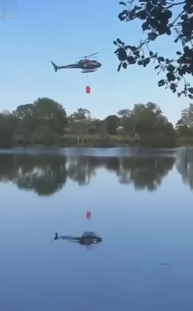 Пожарный вертолёт рухнул в пруд во время набора воды🚁