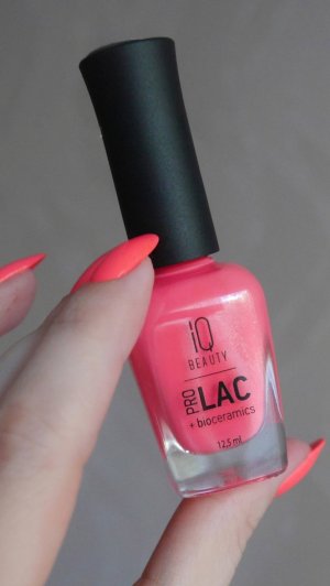 Яркий маникюр