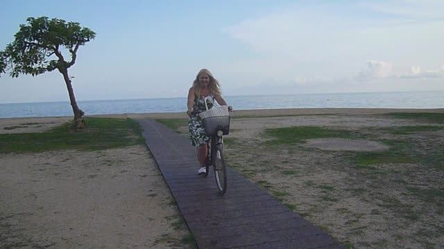 Испания, Санта-Сусанна - прогулка на велосипеде. смотреть онлайн