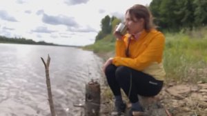 Бушкрафт. Девушка строит лагерь в лесу. ASMR Bushcraft