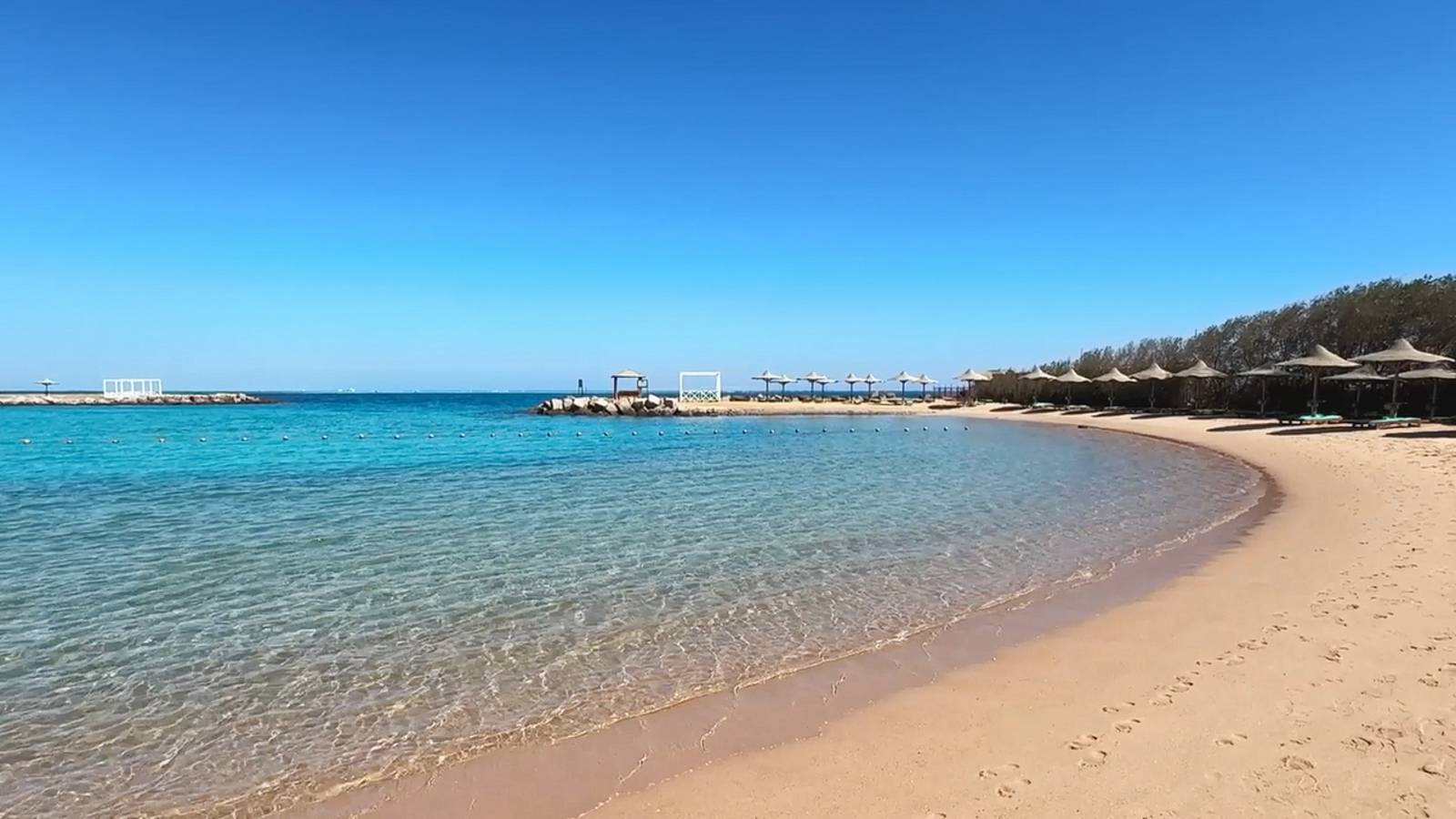 Один из лучших пляжей Хургады, Египет - отель Hilton Hurghada Plaza 5* смотреть онлайн