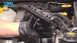 081. Как заменить фиксатор аккумуляторной батареи на Jeep WJ (1999 - 2004)