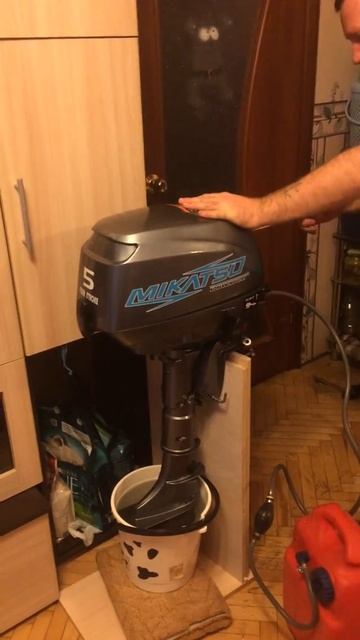 Мотор Mikatsu 5л. 4-такта. Первый запуск. смотреть онлайн