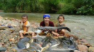 Поймали гигантскую прудовую рыбу в дождливый день, чтобы продать на рынке. Жизнь во Вьетнаме