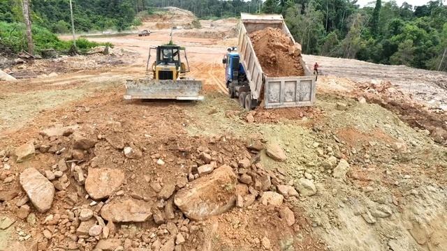 Бульдозер и грузовики работают на возвышенности. смотреть онлайн