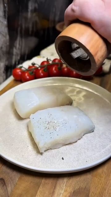 СРЕДИЗЕМНОМОРСКАЯ ГАРМОНИЯ ТРЕСКИ С ОЛИВКАМИ И ТОМАТАМИ