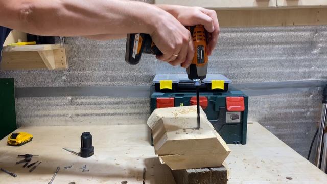 09 Аккумуляторный инструмент AEG: импакт AEG BSS 12C, МФИ AEG BMT12C, перфоратор AEG BBH12.