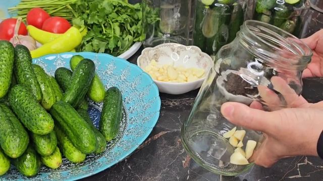 Зимой пальчики оближешь! Просто заливаю кипятком! Мало кто знает о таком секрете заготовки Огурцов смотреть онлайн