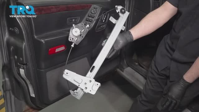 085. Как заменить стеклоподъемник передней двери на Jeep WJ (1999 - 2004)