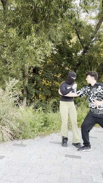 Как правильно убегать от красивой девушки в парке смотреть онлайн