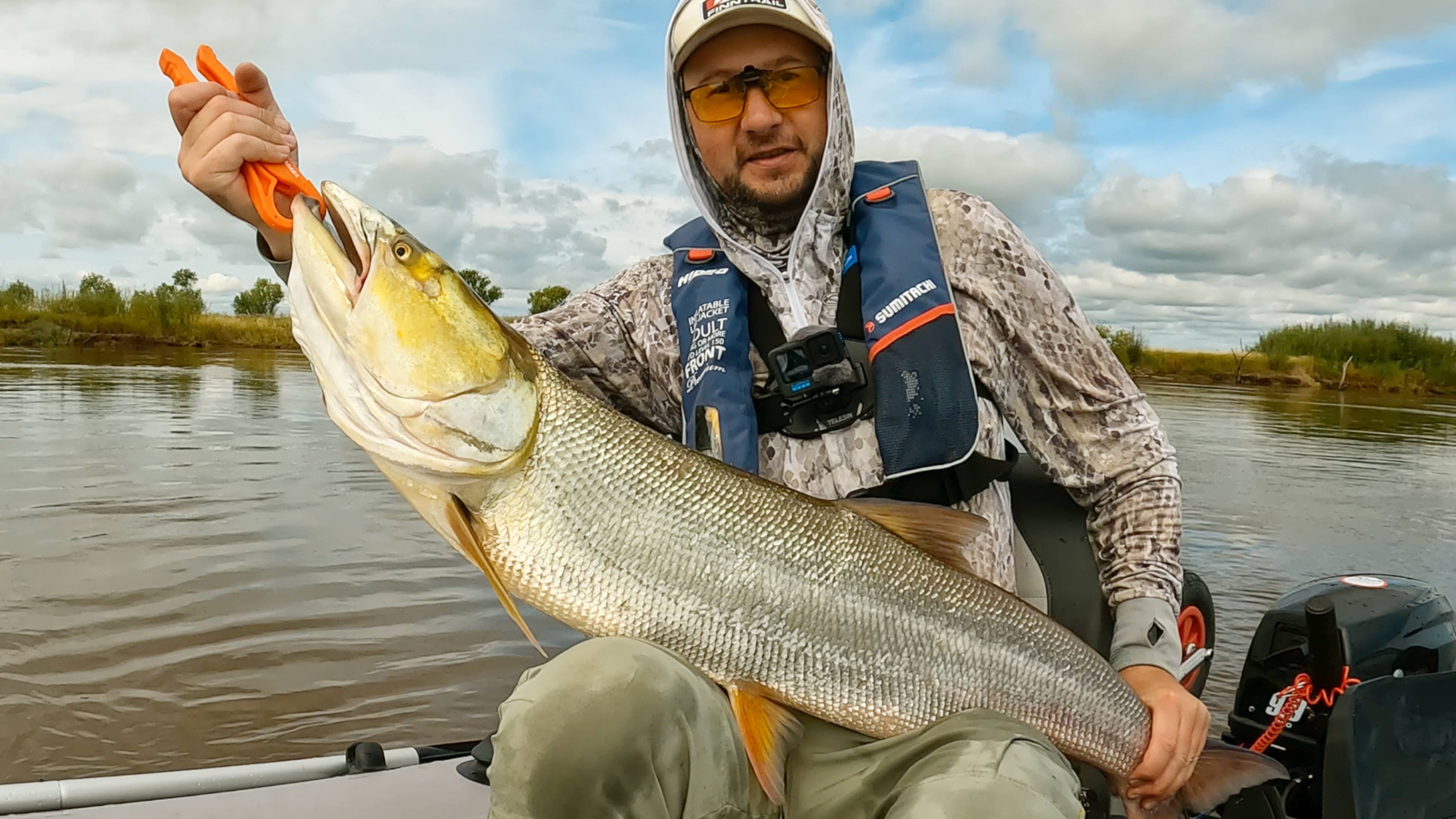 Клюнул МОНСТР и ПОТАЩИЛ лодку. Это моя ЛУЧШАЯ рыбалка смотреть онлайн