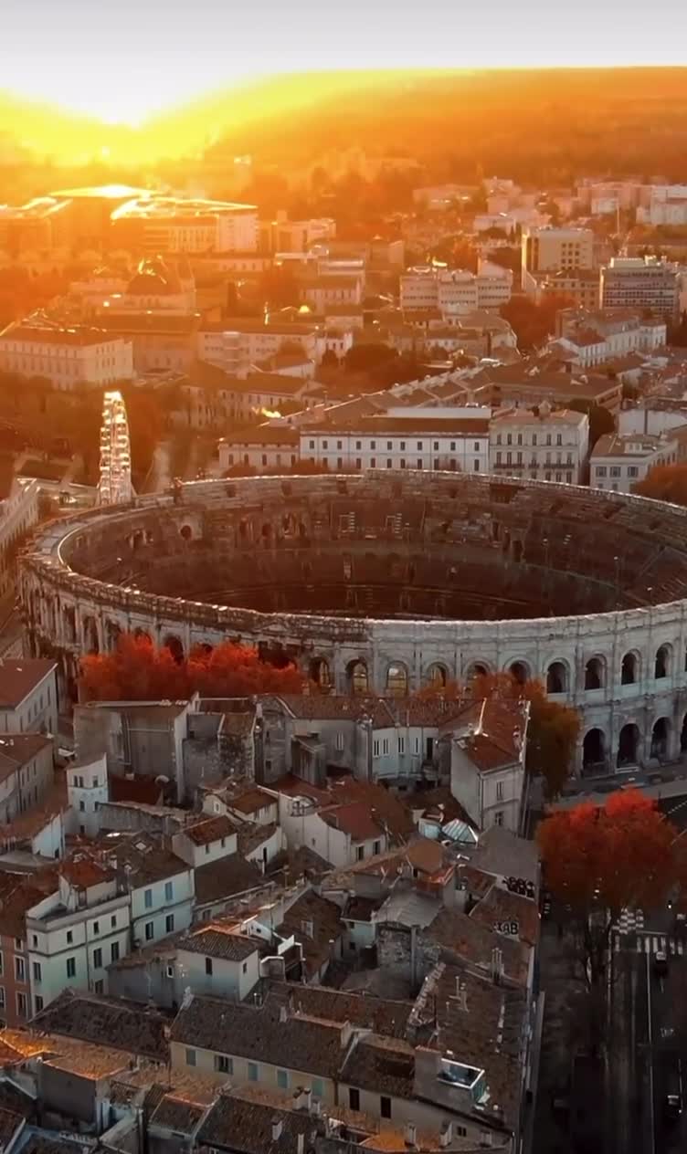 Римский амфитеатр, возведенный в конце 1-го века до нашей эры, расположен в городе Ним, в центре ... смотреть онлайн