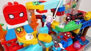 СТРОИМ ГОРКУ ДЛЯ ШАРИКОВ С СУПЕРГЕРОЯМИ ЧЕЛОВЕК ПАУК ДЛЯ ДЕТЕЙ ДЕТСКИЙ КАНАЛ ИГРАЛКИ-ЗАЛИПАЛКИ