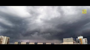 Сверкнула молния, свинцовые тучи, фон дождя