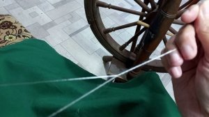 Сучение пуховой пряжи на ножной прялке