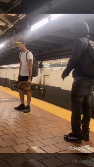 #США Иногда и скейтборд оружие. Чернокожий парень был вооружен ножом