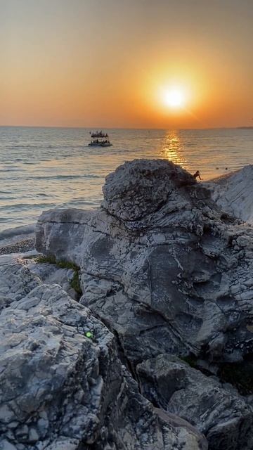 Абхазский пляж Белые Скалы на закате смотреть онлайн