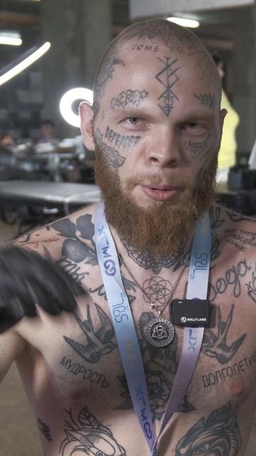 Он пережил инсульт. Бьет татуировки одной рукой. "Никогда не сдавайтесь" смотреть онлайн