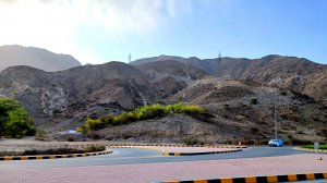 Территория за отелем Miramar Al Aqah Beach . Хаджарские горы. Мирамар.