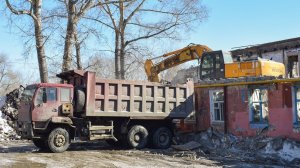 Экскаватор Hyundai Robex 290LC-7A и самосвалы Sida Steyr ZZ3251 и КамАЗы-55111. Снос дома.