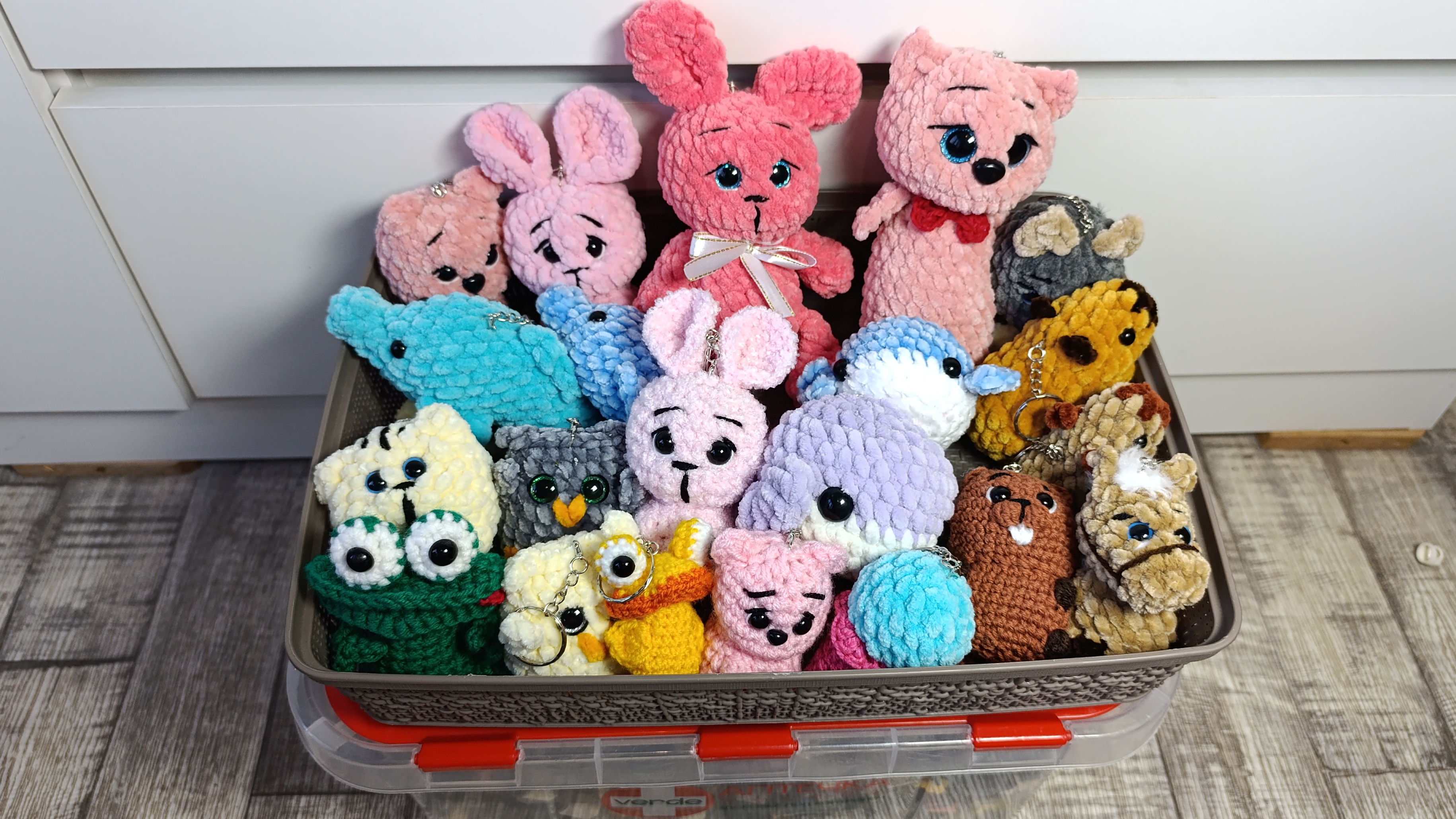 Много маленьких игрушек крючком на брелоки и подвески смотреть онлайн