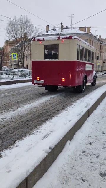 Ретро автобус на улицах Санкт-Петербурга смотреть онлайн