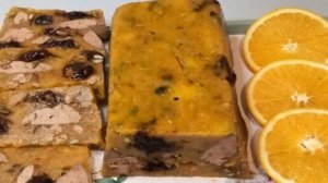 Террин с куриной печенью, фруктами и овощами.