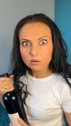 Лайфхак как спрятать бутылку 🤣 У всех получается? 🙊