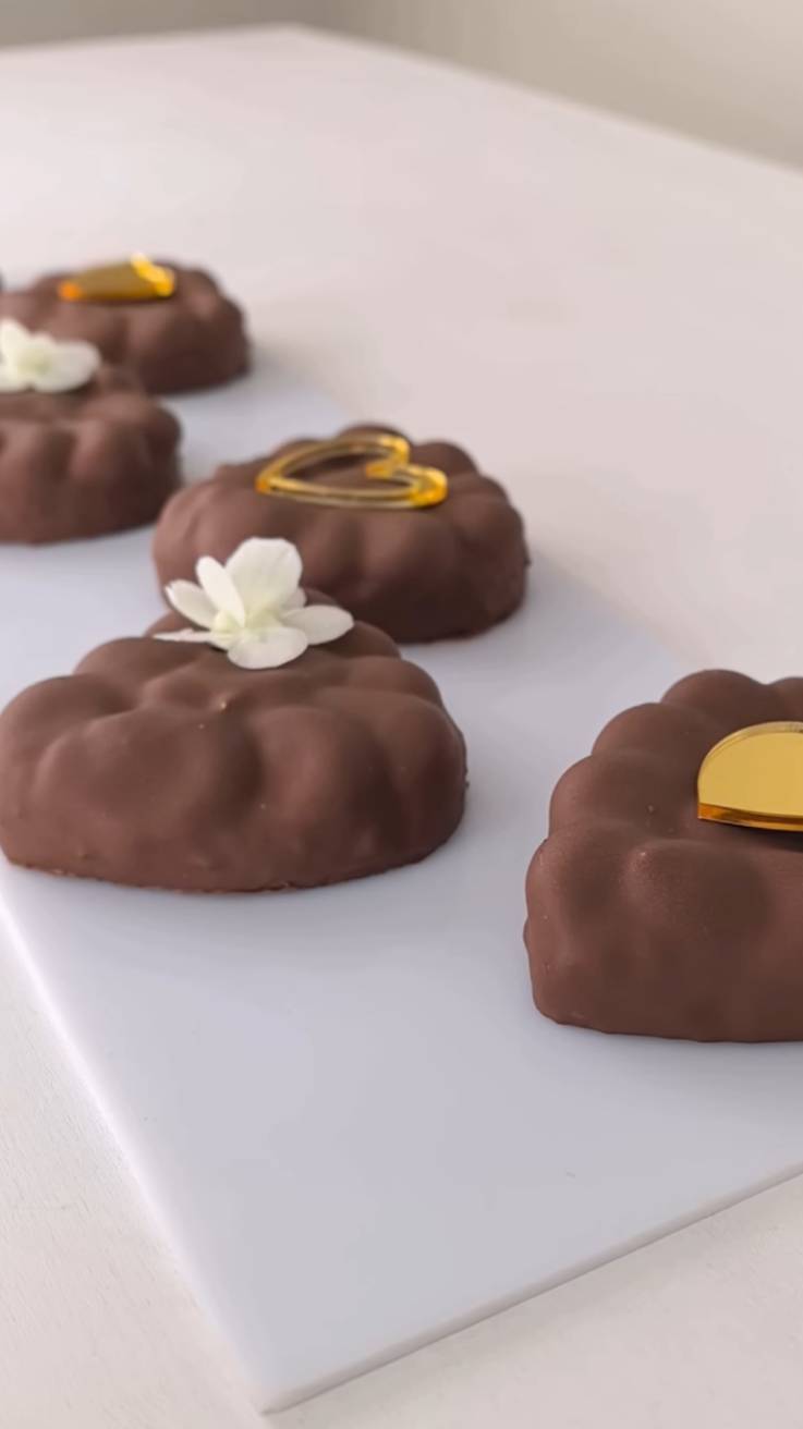 Шоколадный кекс с красной смородиной, карамелью и ванильным кремом смотреть онлайн