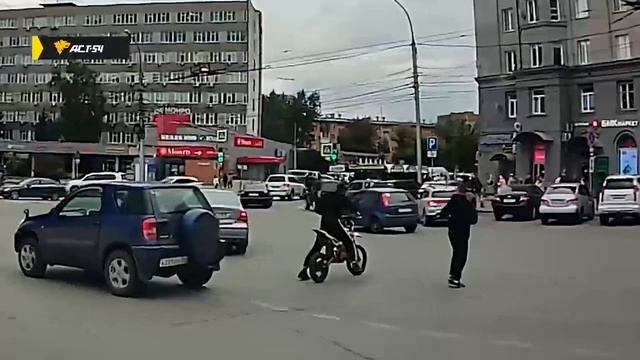 Два питбайкера скрылись с места ДТП в Новосибирске смотреть онлайн