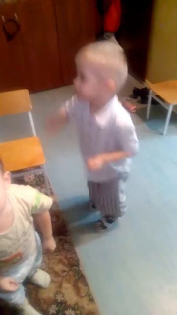 малыш танцует смотреть онлайн