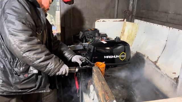 Первый запуск с мороза 2х тактного лодочного мотора MAGNUM PRO SM5HS #motosnab #лодка #лодочныймотор смотреть онлайн