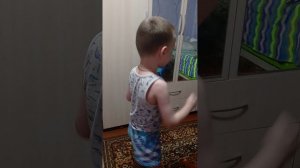 Купили микрофон ребенок уже так поет.