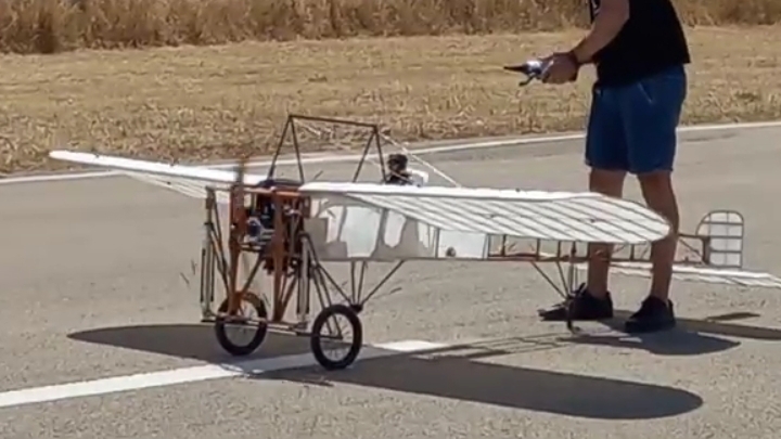 Модель ретро-самолёта смотреть онлайн