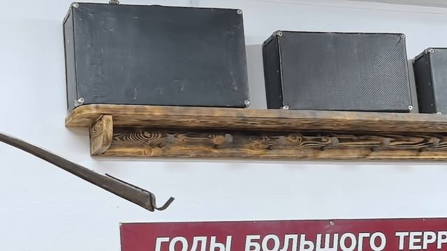 Полка рельсы чемоданы вагоны