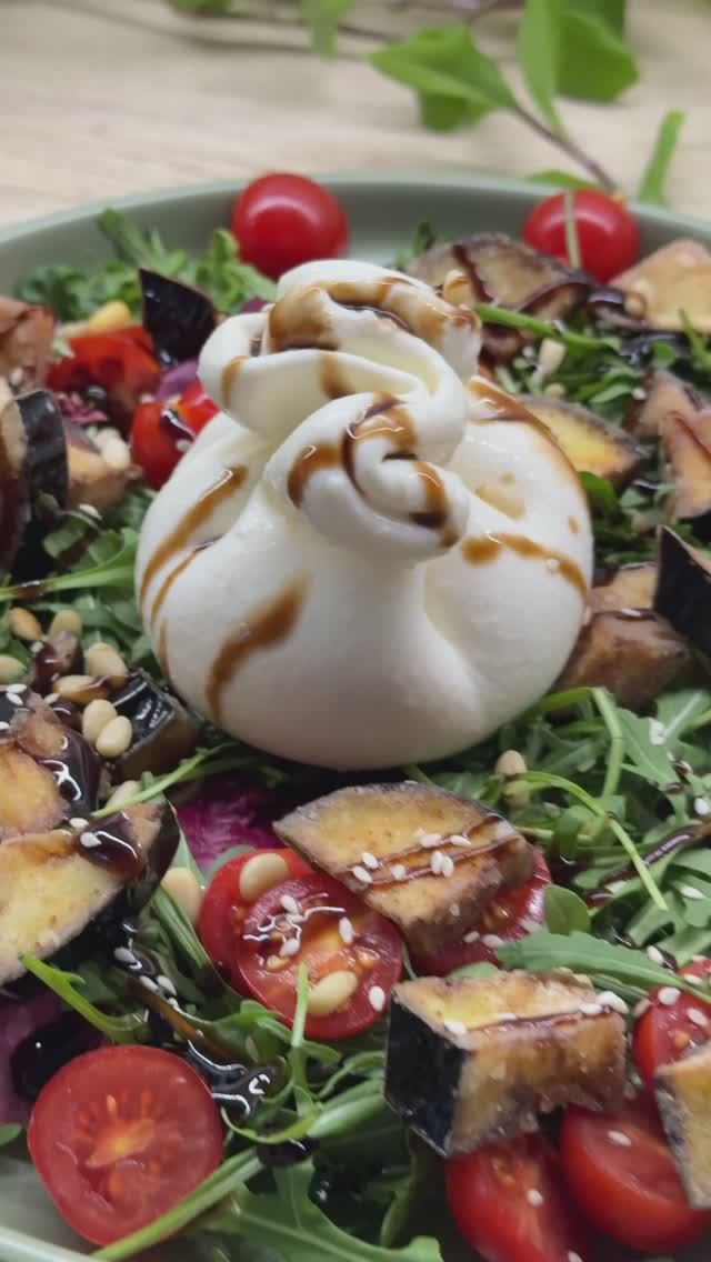 Салат с хрустящими баклажанами и бурратой. Сохраняйте простой рецепт! Салат, который покоряет всех! смотреть онлайн