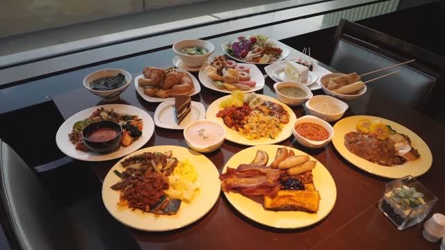 Роскошный завтрак «шведский стол» в пятизвездочном отеле смотреть онлайн