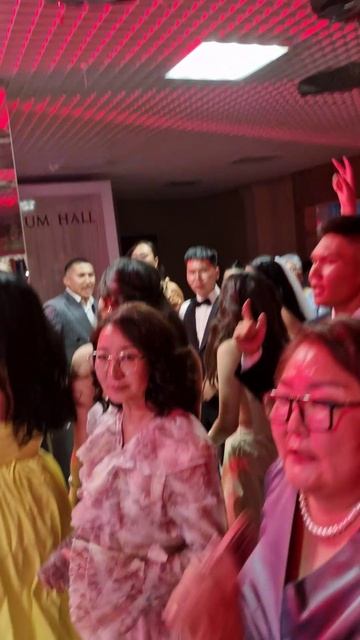 "Крошка моя, я по тебе скучаю" Александр Луценко поет на свадьбе Вики и Айтала 16.08.2025 г. смотреть онлайн