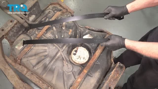 095. Как заменить установочные планки топливного бака на Jeep WJ (1999 - 2004)