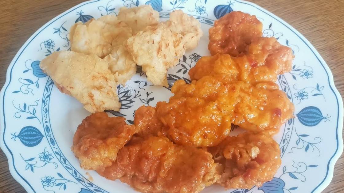 Куриные наггетсы с хрустящей корочкой и острым соусом — вкусный домашний рецепт