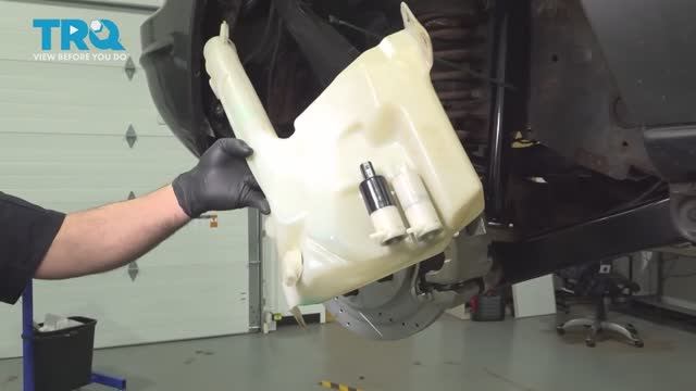 086. Как заменить бачок омывателя лобового стекла на Jeep WJ (1999 - 2004)