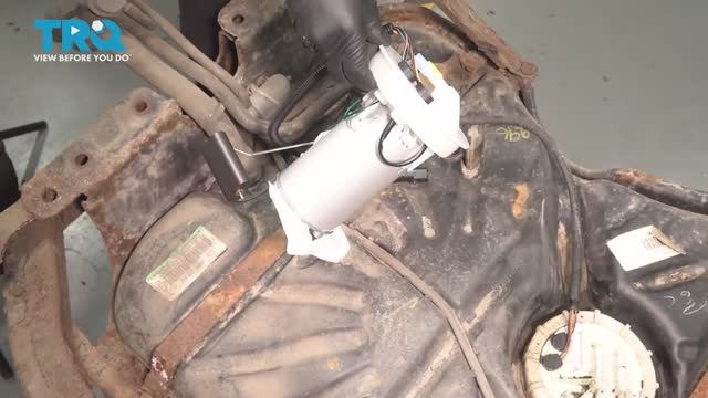 096. Как заменить топливный насос в сборе на Jeep WJ (1999 - 2004)