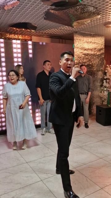 "Фаина Фаина Файнана" Александр Луценко поет на свадьбе Вики и Айтала 16.08.2025 г. смотреть онлайн