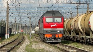 Смена тепловоза ТЭП70БС - 273 на электровоз ЭП2К - 289 у пасс.поезда на ст.Кандры, август 2025 года