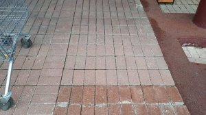 Брусчатка на дорожках вокруг дома, 2025г.