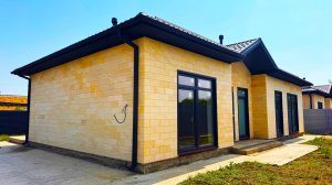 Новый просторный домик с террасой и тремя спальнями