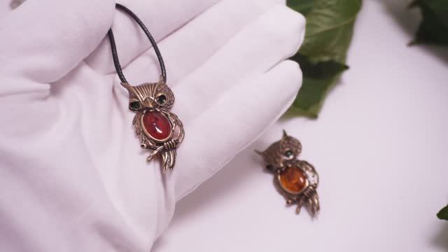 Брошь - подвеска Филин на ветке янтарь бронза латунь птица птичка сова бижутерия 138